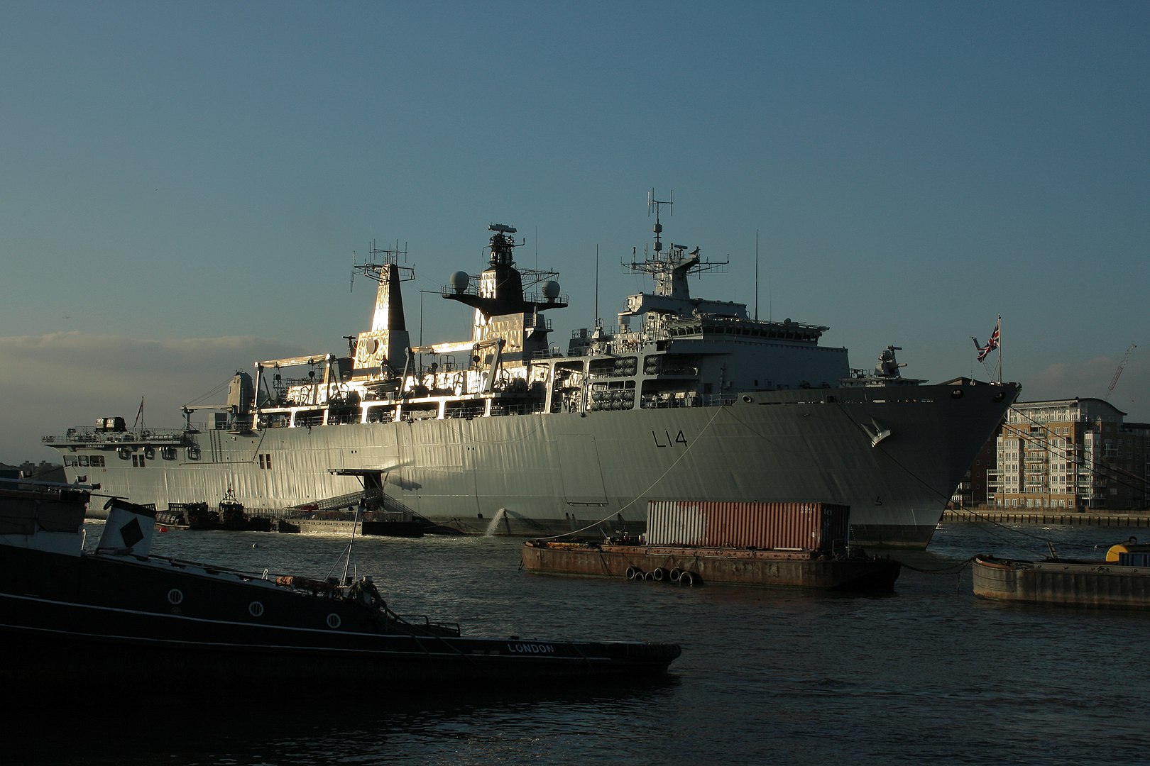 HMS Albion : Le puissant navire de guerre amphibie au cœur de la Royal Navy Embarquez pour un voyage avec le HMS Albion : Le navire d'assaut amphibie de la Royal Navy