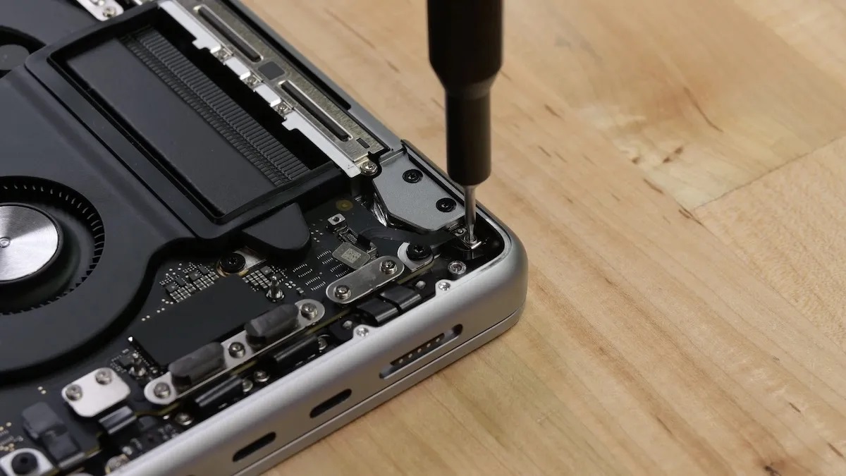 Les experts d'iFixit ont démonté le nouveau MacBook Pro, en suivant les instructions d'Apple pour les réparations à faire soi-même. Mais le réparer reste un défi Les experts d'iFixit ont démonté le nouveau MacBook Pro, en suivant les instructions d'Apple pour les réparations à faire soi-même. Mais le réparer reste un défi