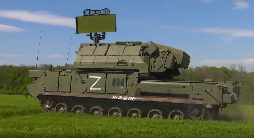 Un drone FPV a heurté le lanceur d'un système de défense aérienne Tor d'une valeur de plusieurs millions de dollars. Un drone FPV a heurté le lanceur d'un système de défense aérienne Tor d'une valeur de plusieurs millions de dollars.