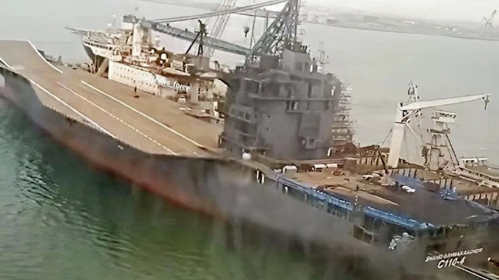 L'Iran construit activement son propre porte-avions L'Iran construit activement son propre porte-avions