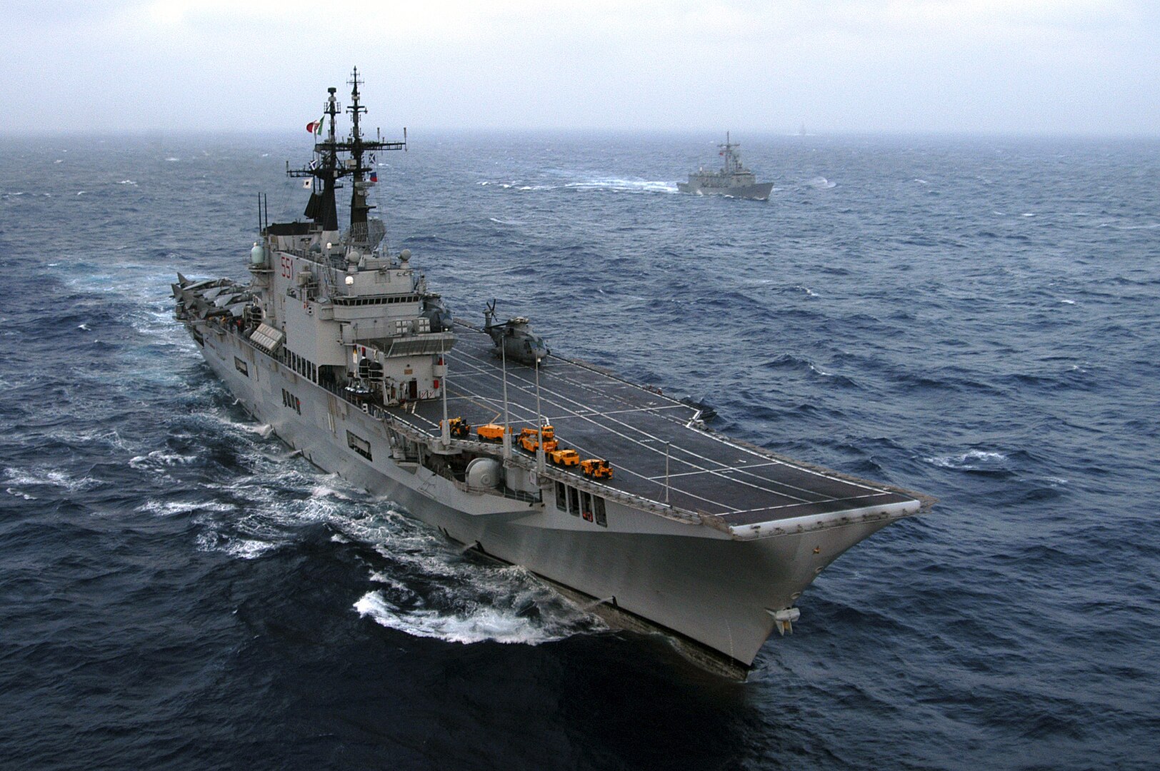 Modernisation technique du porte-avions Giuseppe Garibaldi en 2004 : Ce qui a changé L'histoire du porte-avions Giuseppe Garibaldi : un moment clé en 2004