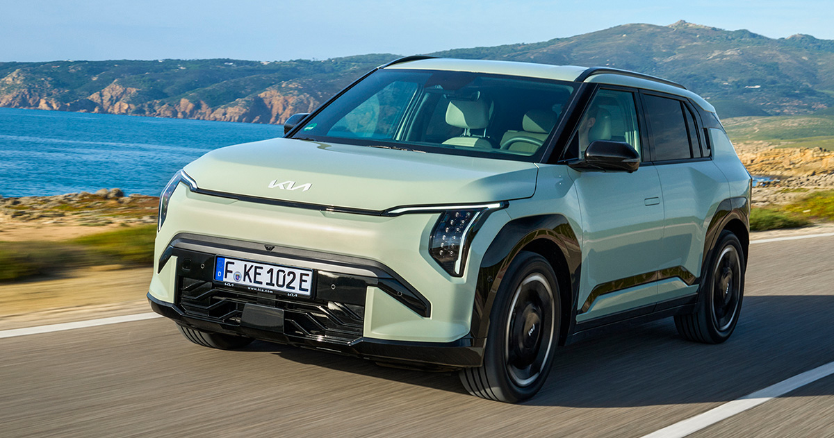 Concurrent du Volvo EX30, le crossover Kia EV3 arrive en Europe à partir de 35 990 euros et avec une autonomie de 605 kilomètres. Concurrent du Volvo EX30, le crossover Kia EV3 arrive en Europe à partir de 35 990 euros et avec une autonomie de 605 kilomètres.