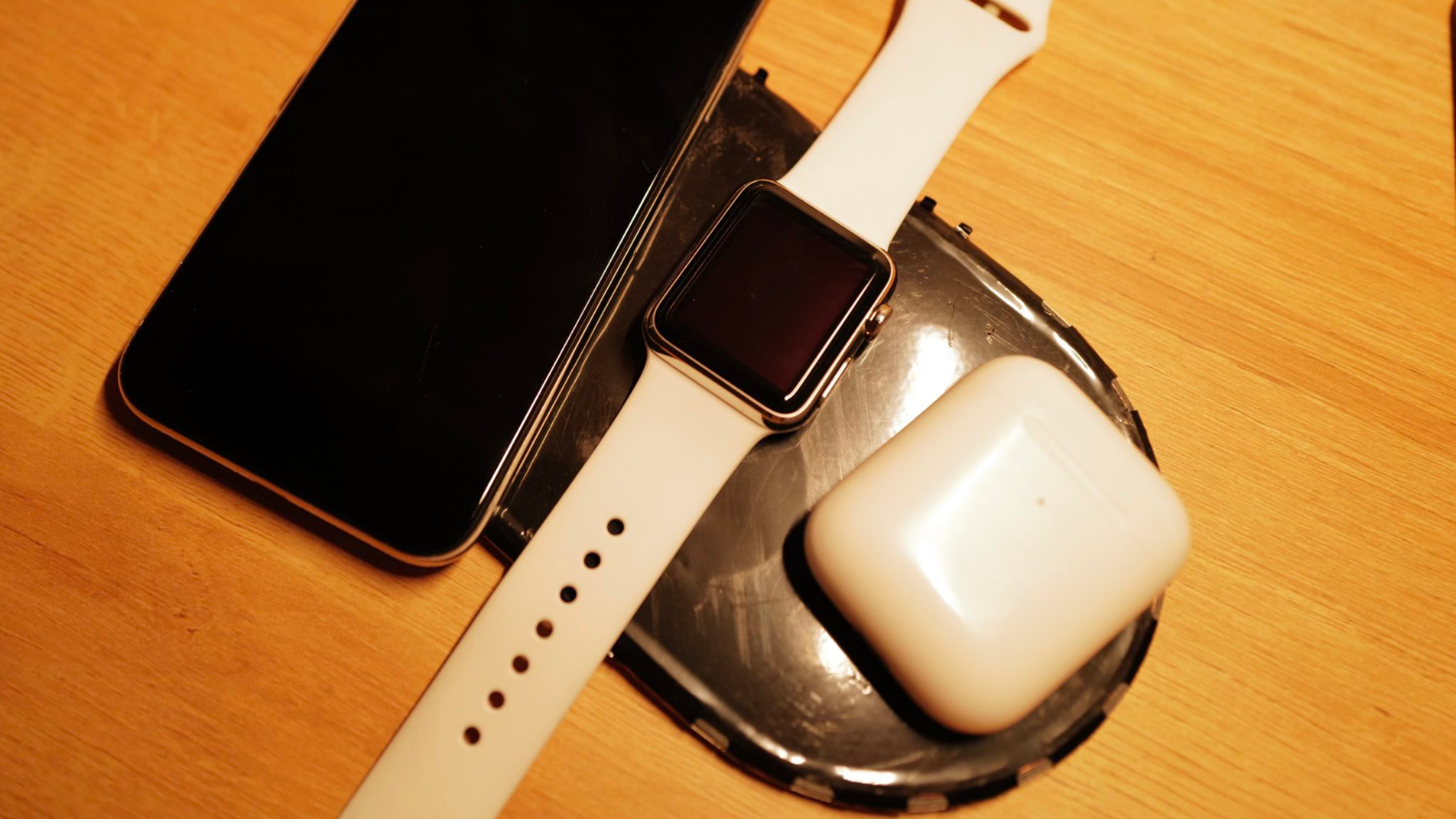 Un initié a révélé un premier prototype du chargeur AirPower. On comprend maintenant pourquoi Apple a abandonné ce projet. Un initié a révélé un premier prototype du chargeur AirPower. On comprend maintenant pourquoi Apple a abandonné ce projet.