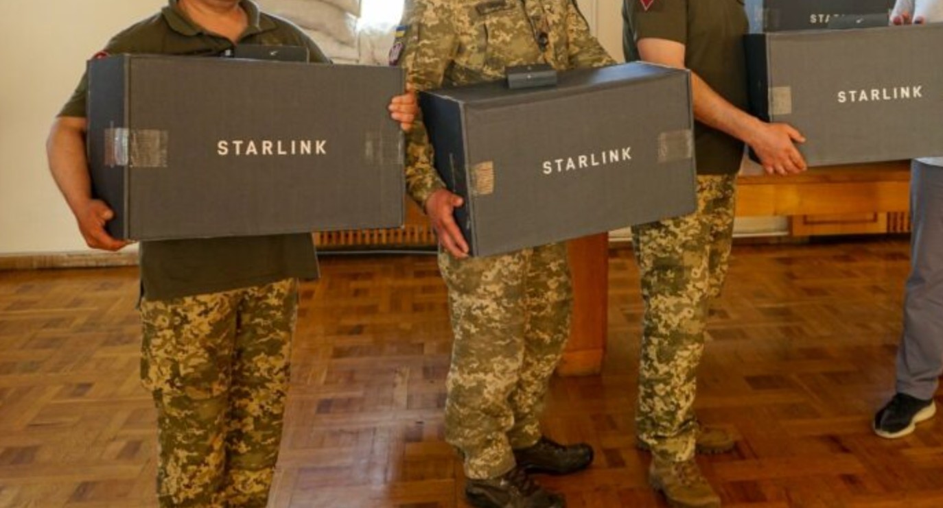 Communications spatiales en première ligne : le rôle de Starlink en Ukraine Starlink au service des défenseurs de l'Ukraine : reportage photo