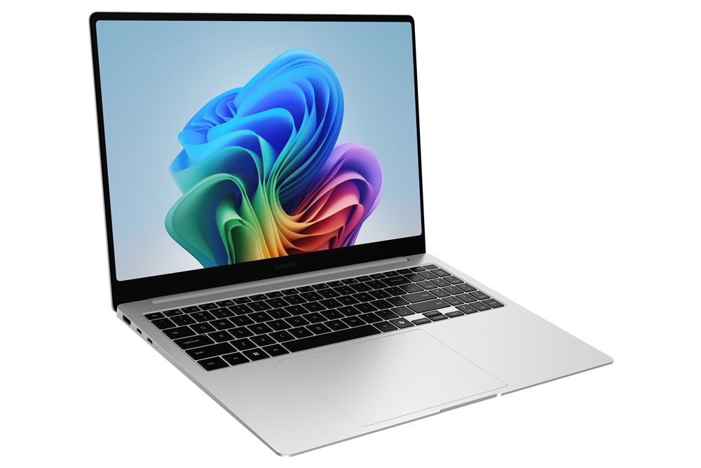 Le Samsung Galaxy Book 5 Pro est sur la table Le Samsung Galaxy Book 5 Pro est sur la table