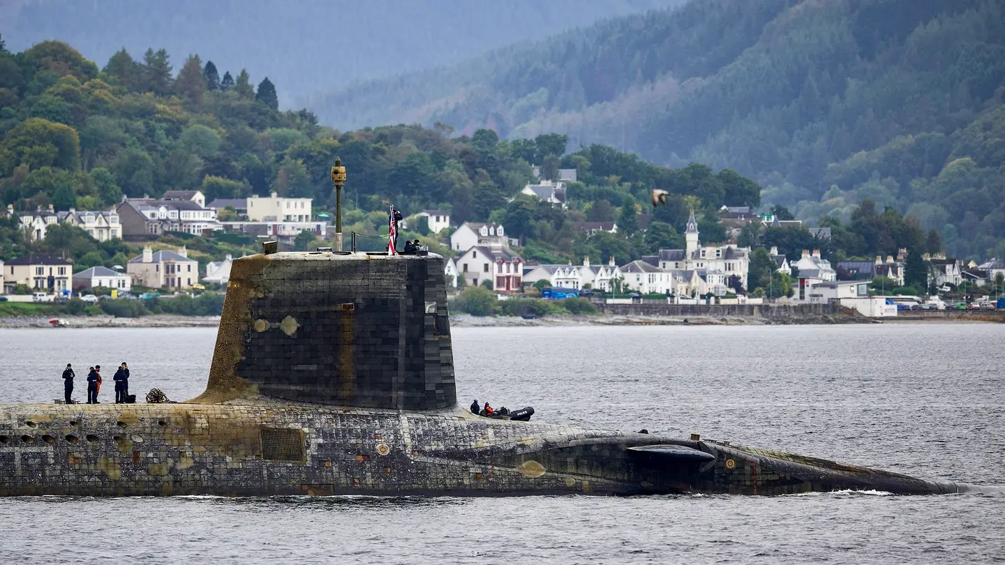 Le sous-marin nucléaire de classe Vanguard transportant des missiles balistiques intercontinentaux Trident II (D5) a pris l'allure d'un monstre marin après une mission prolongée.-3 Le sous-marin nucléaire de classe Vanguard transportant des missiles balistiques intercontinentaux Trident II (D5) a pris l'allure d'un monstre marin après une mission prolongée.-3