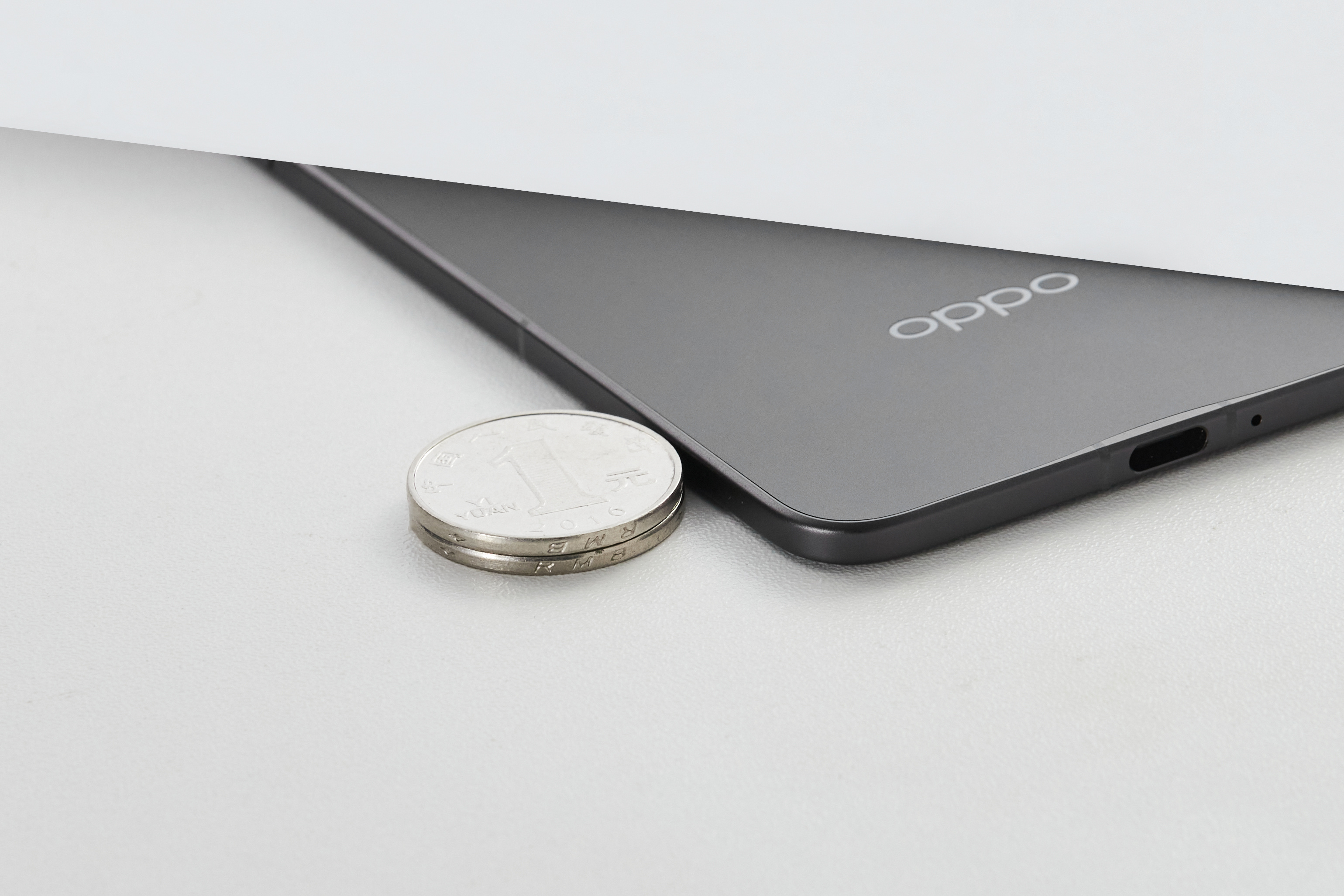Le smartphone Oppo Find N5 à l'état ouvert Le smartphone Oppo Find N5 à l'état ouvert