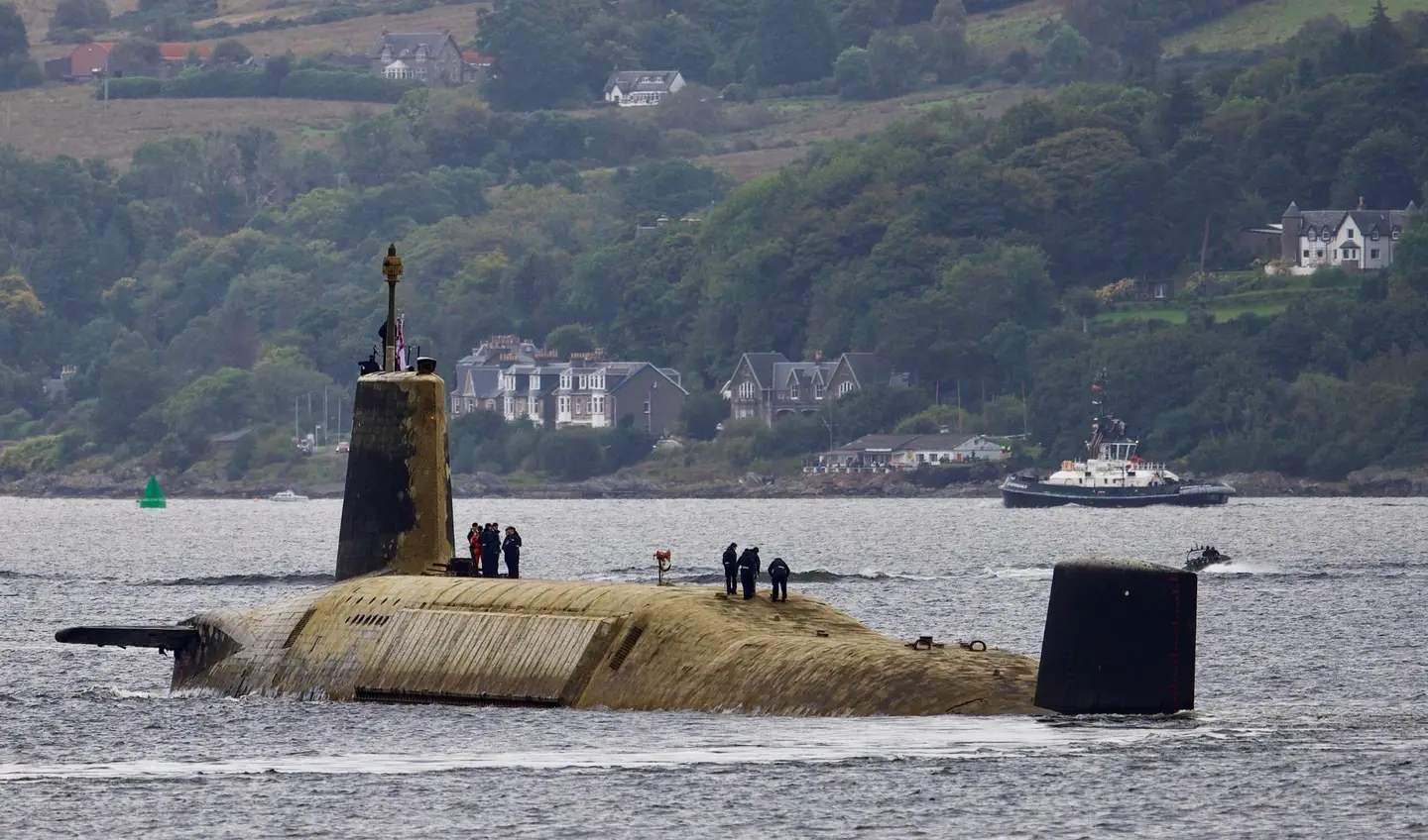 Le sous-marin nucléaire de classe Vanguard transportant des missiles balistiques intercontinentaux Trident II (D5) a pris l'allure d'un monstre marin après une mission prolongée.-2 Le sous-marin nucléaire de classe Vanguard transportant des missiles balistiques intercontinentaux Trident II (D5) a pris l'allure d'un monstre marin après une mission prolongée.-2