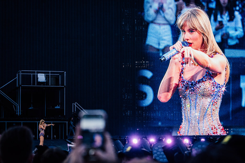 Des escrocs ont créé un deepfake de Taylor Swift offrant "gratuitement" des ensembles de vaisselle de luxe. Des escrocs ont créé un deepfake de Taylor Swift offrant "gratuitement" des ensembles de vaisselle de luxe.