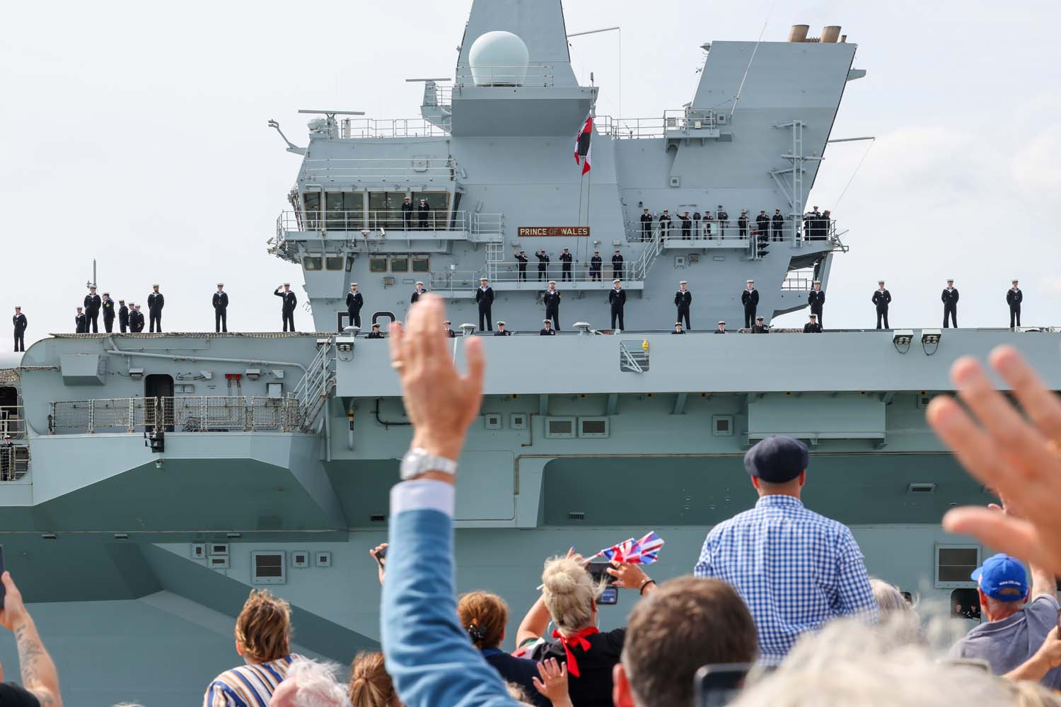 Le HMS Prince of Wales, d'une valeur de 3,85 milliards de dollars, a mis le cap sur les États-Unis. Le plus grand porte-avions britannique recevra des avions de chasse F-35B, des avions convertibles MV-22 et des drones. Le HMS Prince of Wales, d'une valeur de 3,85 milliards de dollars, a mis le cap sur les États-Unis. Le plus grand porte-avions britannique recevra des avions de chasse F-35B, des avions convertibles MV-22 et des drones.