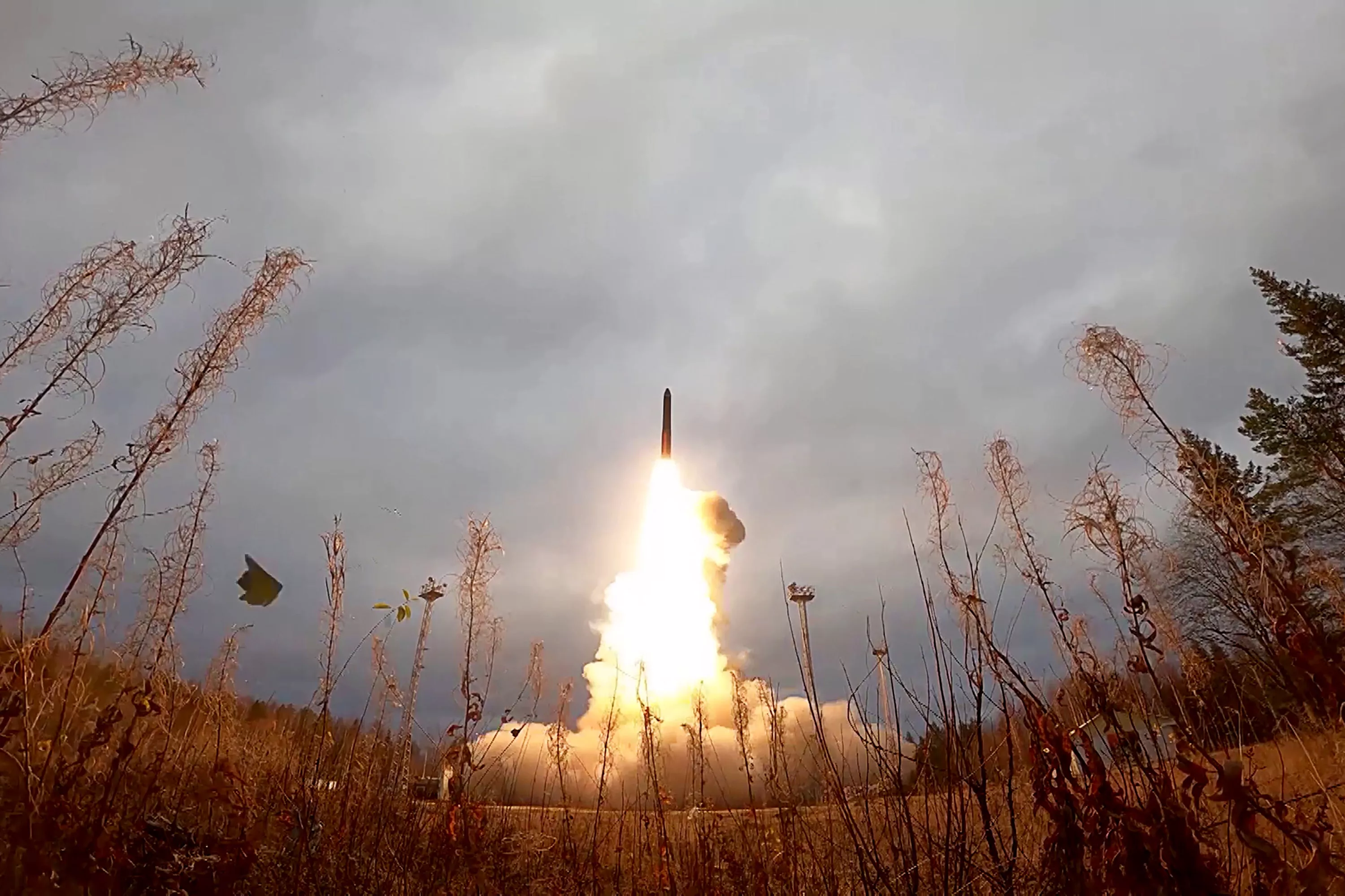 Les Russes ont lancé le missile balistique intercontinental SS-27 Mod 2, d'une portée de 12 000 kilomètres, qui peut transporter une ogive nucléaire d'une puissance allant jusqu'à 500 kilotonnes. Les Russes ont lancé le missile balistique intercontinental SS-27 Mod 2, d'une portée de 12 000 kilomètres, qui peut transporter une ogive nucléaire d'une puissance allant jusqu'à 500 kilotonnes.