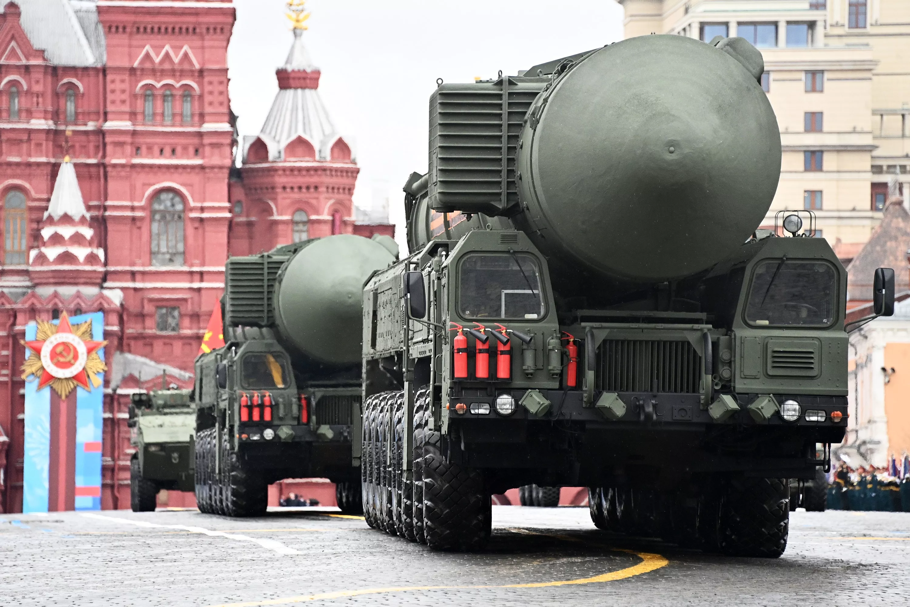 Les Russes ont lancé le missile balistique intercontinental SS-27 Mod 2, d'une portée de 12 000 kilomètres, qui peut transporter une ogive nucléaire d'une puissance allant jusqu'à 500 kilotonnes.-3 Les Russes ont lancé le missile balistique intercontinental SS-27 Mod 2, d'une portée de 12 000 kilomètres, qui peut transporter une ogive nucléaire d'une puissance allant jusqu'à 500 kilotonnes.-3