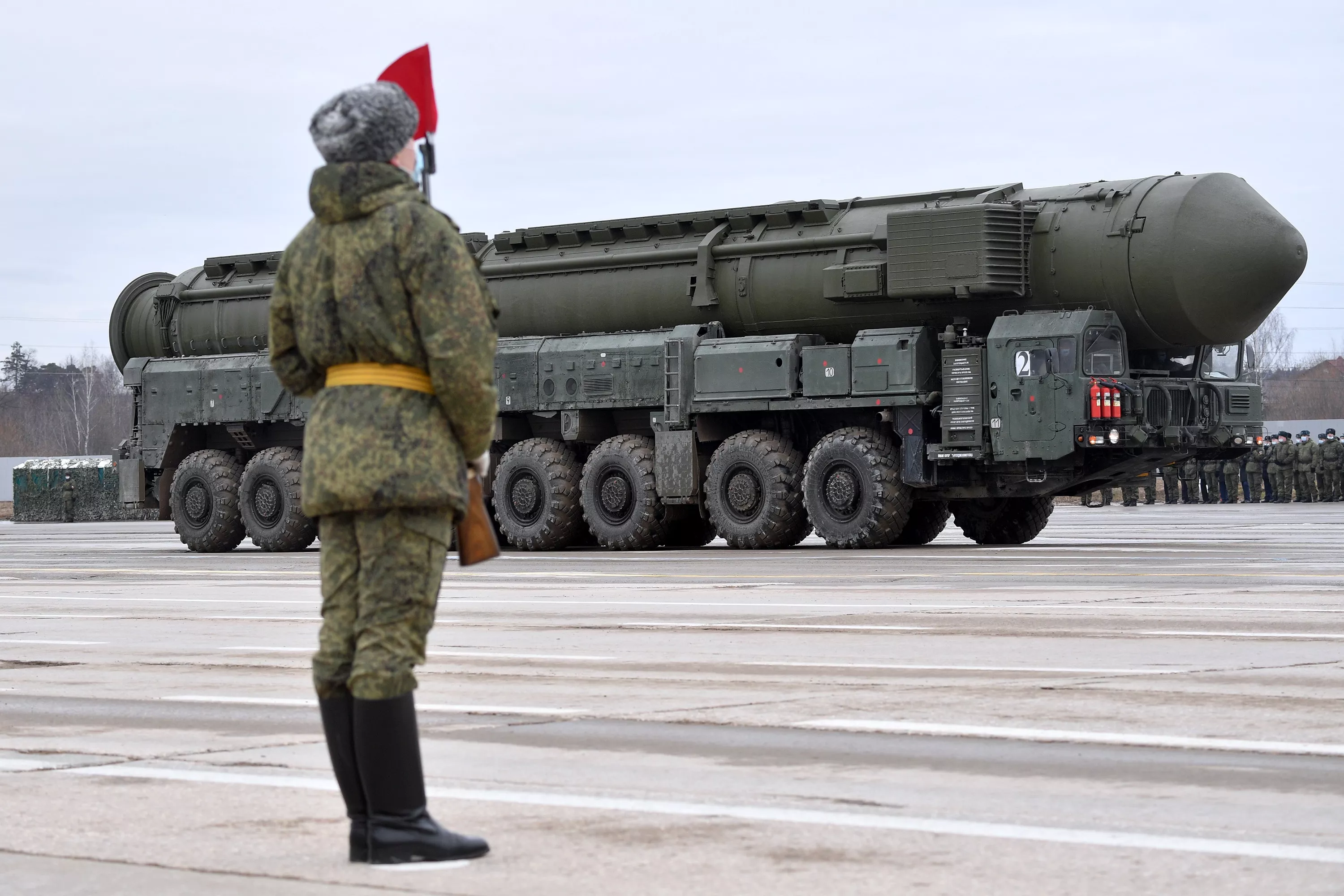 Les Russes ont lancé le missile balistique intercontinental SS-27 Mod 2, d'une portée de 12 000 kilomètres, qui peut transporter une ogive nucléaire d'une puissance allant jusqu'à 500 kilotonnes.-4 Les Russes ont lancé le missile balistique intercontinental SS-27 Mod 2, d'une portée de 12 000 kilomètres, qui peut transporter une ogive nucléaire d'une puissance allant jusqu'à 500 kilotonnes.-4