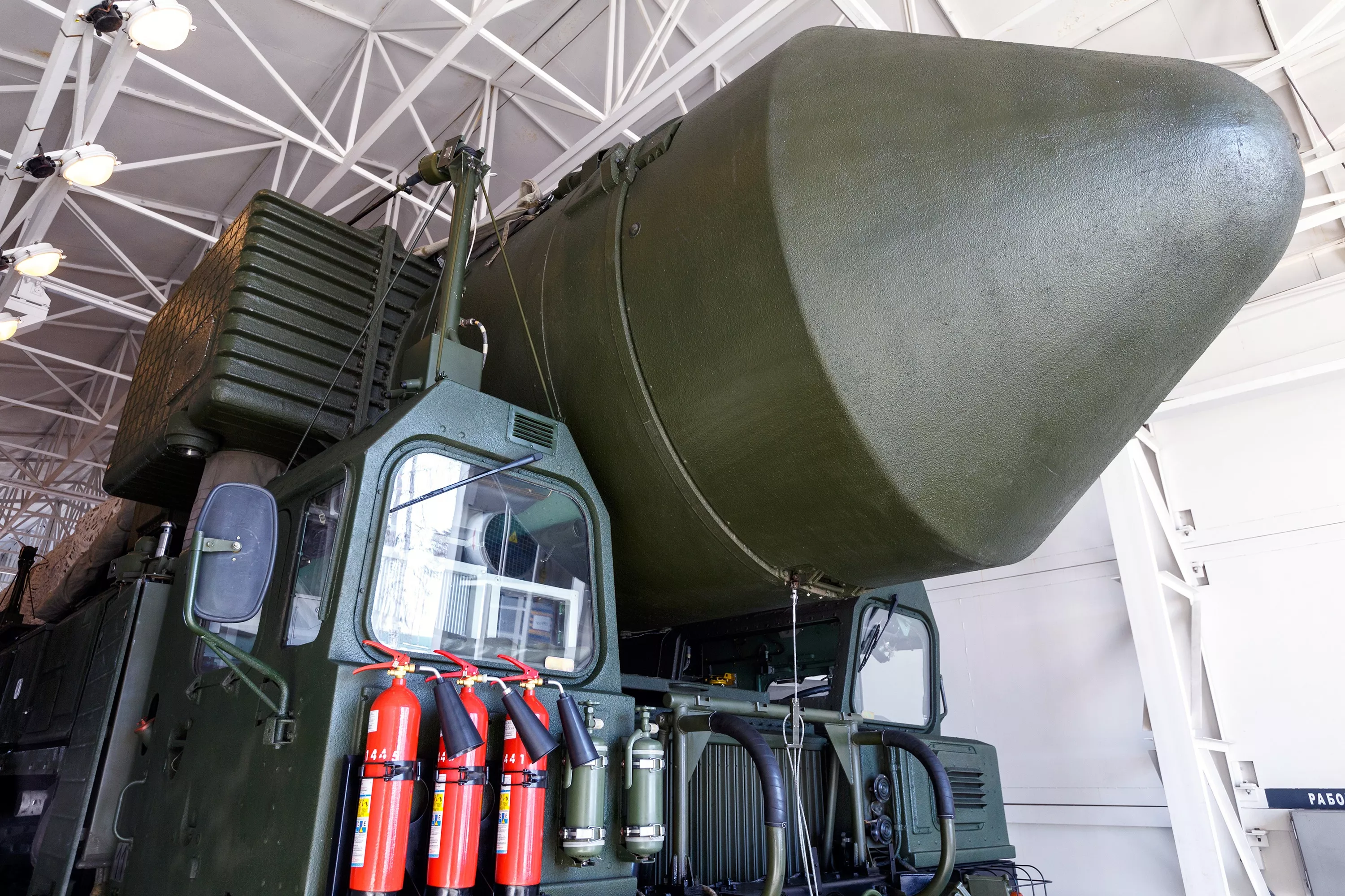 Les Russes ont lancé le missile balistique intercontinental SS-27 Mod 2, d'une portée de 12 000 kilomètres, qui peut transporter une ogive nucléaire d'une puissance allant jusqu'à 500 kilotonnes.-5 Les Russes ont lancé le missile balistique intercontinental SS-27 Mod 2, d'une portée de 12 000 kilomètres, qui peut transporter une ogive nucléaire d'une puissance allant jusqu'à 500 kilotonnes.-5