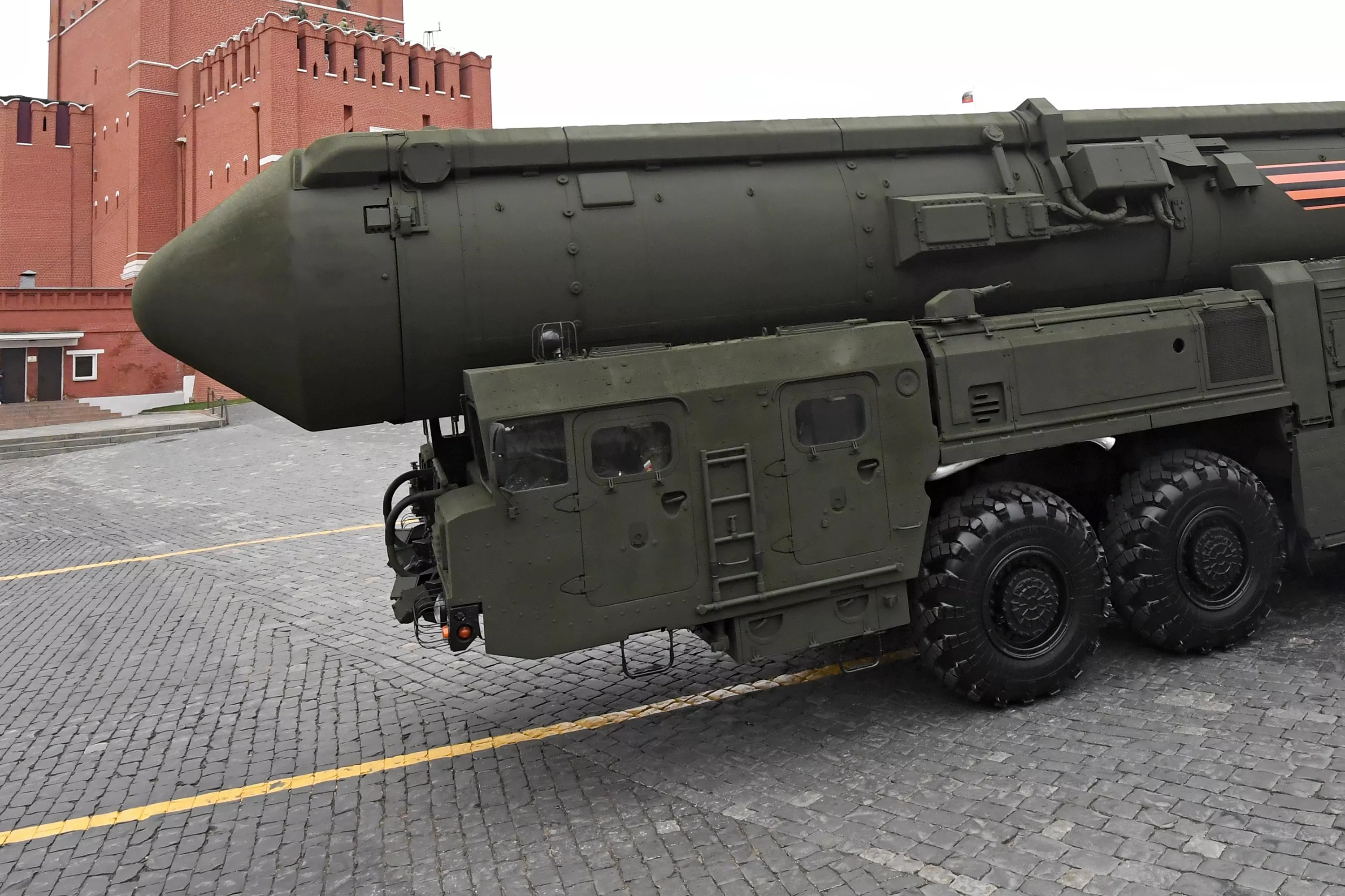 Les Russes ont lancé le missile balistique intercontinental SS-27 Mod 2, d'une portée de 12 000 kilomètres, qui peut transporter une ogive nucléaire d'une puissance allant jusqu'à 500 kilotonnes.-6 Les Russes ont lancé le missile balistique intercontinental SS-27 Mod 2, d'une portée de 12 000 kilomètres, qui peut transporter une ogive nucléaire d'une puissance allant jusqu'à 500 kilotonnes.-6