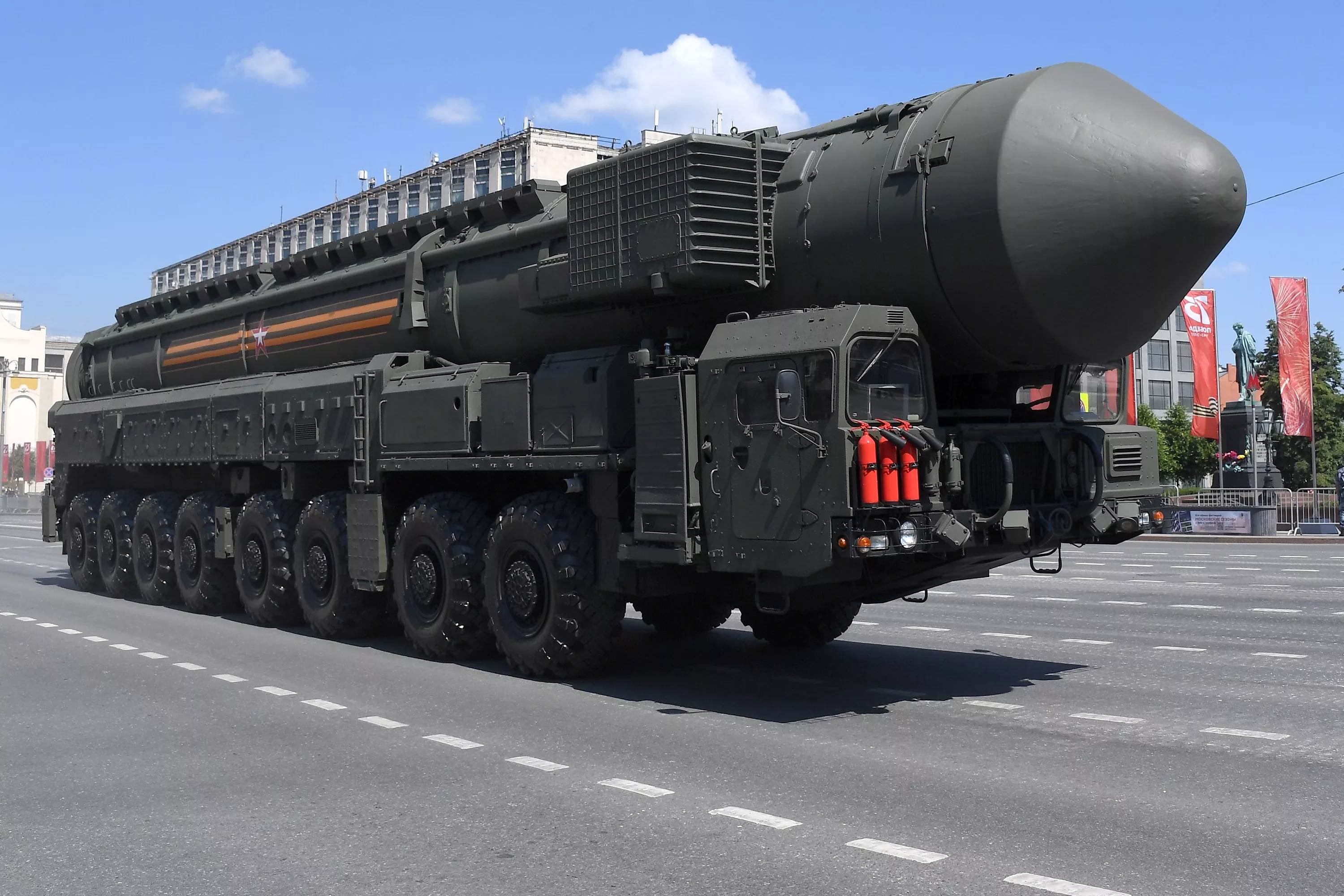 Les Russes ont lancé le missile balistique intercontinental SS-27 Mod 2, d'une portée de 12 000 kilomètres, qui peut transporter une ogive nucléaire d'une puissance allant jusqu'à 500 kilotonnes.-7 Les Russes ont lancé le missile balistique intercontinental SS-27 Mod 2, d'une portée de 12 000 kilomètres, qui peut transporter une ogive nucléaire d'une puissance allant jusqu'à 500 kilotonnes.-7
