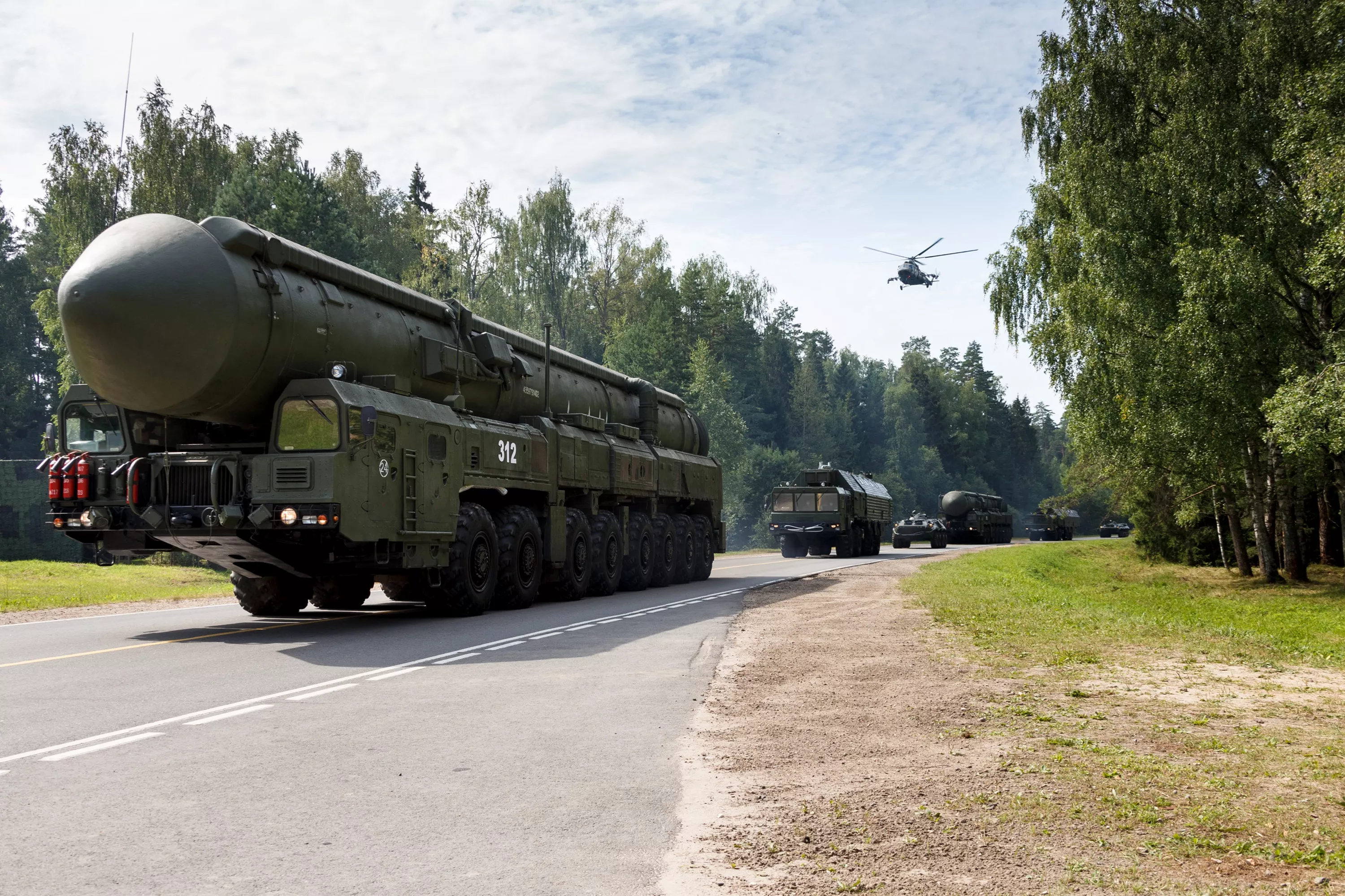 Les Russes ont lancé le missile balistique intercontinental SS-27 Mod 2, d'une portée de 12 000 kilomètres, qui peut transporter une ogive nucléaire d'une puissance allant jusqu'à 500 kilotonnes.-8 Les Russes ont lancé le missile balistique intercontinental SS-27 Mod 2, d'une portée de 12 000 kilomètres, qui peut transporter une ogive nucléaire d'une puissance allant jusqu'à 500 kilotonnes.-8