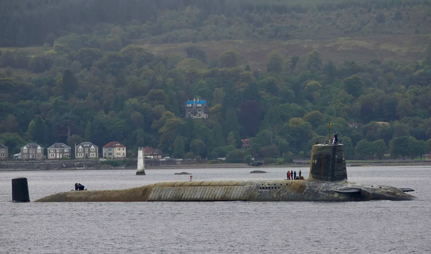 Le sous-marin nucléaire de classe Vanguard transportant des missiles balistiques intercontinentaux Trident II (D5) a pris l'allure d'un monstre marin après une mission prolongée. Le sous-marin nucléaire de classe Vanguard transportant des missiles balistiques intercontinentaux Trident II (D5) a pris l'allure d'un monstre marin après une mission prolongée.