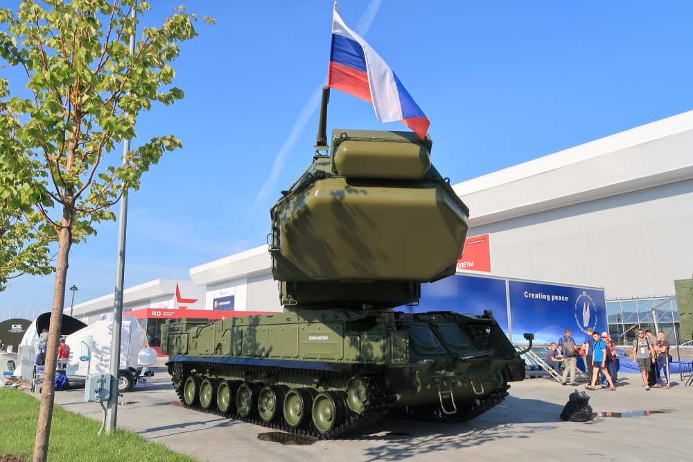 HIMARS a détruit pour la première fois une très rare station de détection et de désignation de cible 9S36M du système de missiles sol-air Buk-M3. HIMARS a détruit pour la première fois une très rare station de détection et de désignation de cible 9S36M du système de missiles sol-air Buk-M3.