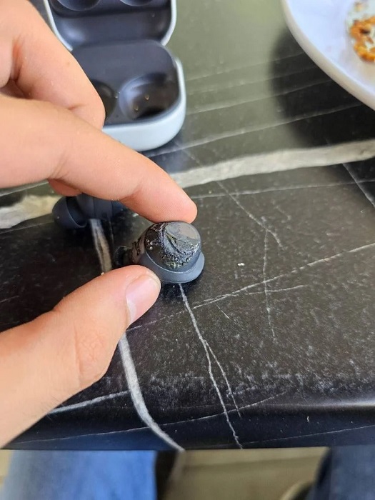 Une autre phobie : les nouveaux écouteurs Galaxy Buds FE de Samsung ont explosé dans les oreilles d'une jeune fille, la privant de son audition.-2 Une autre phobie : les nouveaux écouteurs Galaxy Buds FE de Samsung ont explosé dans les oreilles d'une jeune fille, la privant de son audition.-2