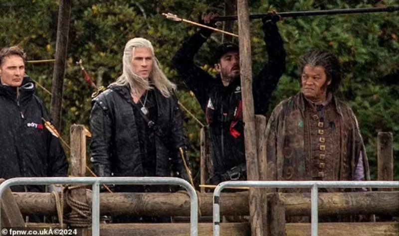 La star de Matrix en vampire : les premières images du tournage de la quatrième saison de The Witcher avec Liam Hemsworth et Laurence Fishburne ont été publiées.-2 La star de Matrix en vampire : les premières images du tournage de la quatrième saison de The Witcher avec Liam Hemsworth et Laurence Fishburne ont été publiées.-2