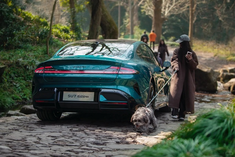 La voiture électrique SU7 Ultra de Xiaomi dans une luxueuse couleur vert émeraude La voiture électrique SU7 Ultra de Xiaomi dans une luxueuse couleur vert émeraude