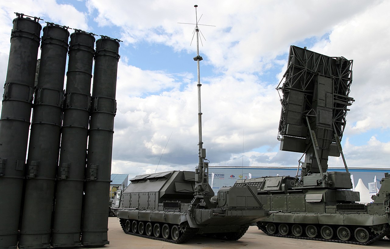 Les HIMARS ont touché les lanceurs, le système de guidage et le radar d'un rare système russe de missiles sol-air S-300V4 Antey, capable d'intercepter des missiles balistiques. Les HIMARS ont touché les lanceurs, le système de guidage et le radar d'un rare système russe de missiles sol-air S-300V4 Antey, capable d'intercepter des missiles balistiques.