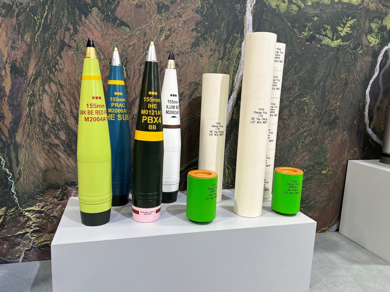 Obus de 155 mm et charges explosives