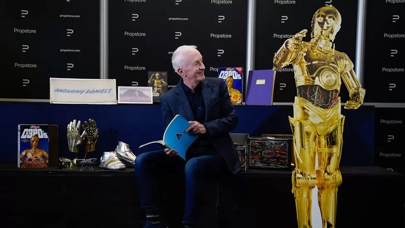 La tête de C-3PO de la saga Star Wars a été vendue aux enchères pour 843 000 dollars. L'acteur Anthony Daniels, qui jouait le rôle du droïde, s'est séparé d'une collection d'accessoires emblématiques.-2 La tête de C-3PO de la saga Star Wars a été vendue aux enchères pour 843 000 dollars. L'acteur Anthony Daniels, qui jouait le rôle du droïde, s'est séparé d'une collection d'accessoires emblématiques.-2