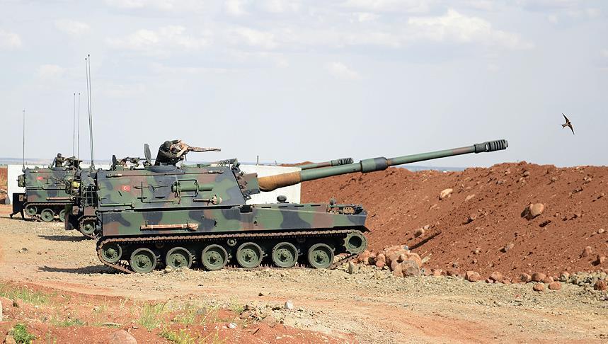 La Turquie reçoit les premiers obusiers automoteurs Firtina II de sa propre production, dotés de systèmes de propulsion allemands et d'une portée de tir de 40 kilomètres. La Turquie reçoit les premiers obusiers automoteurs Firtina II de sa propre production, dotés de systèmes de propulsion allemands et d'une portée de tir de 40 kilomètres.