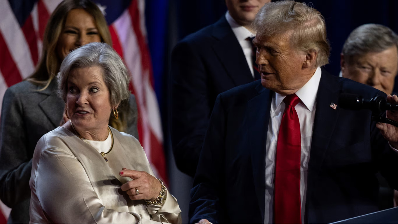 Donald Trump serre la main de sa conseillère Susie Wiles