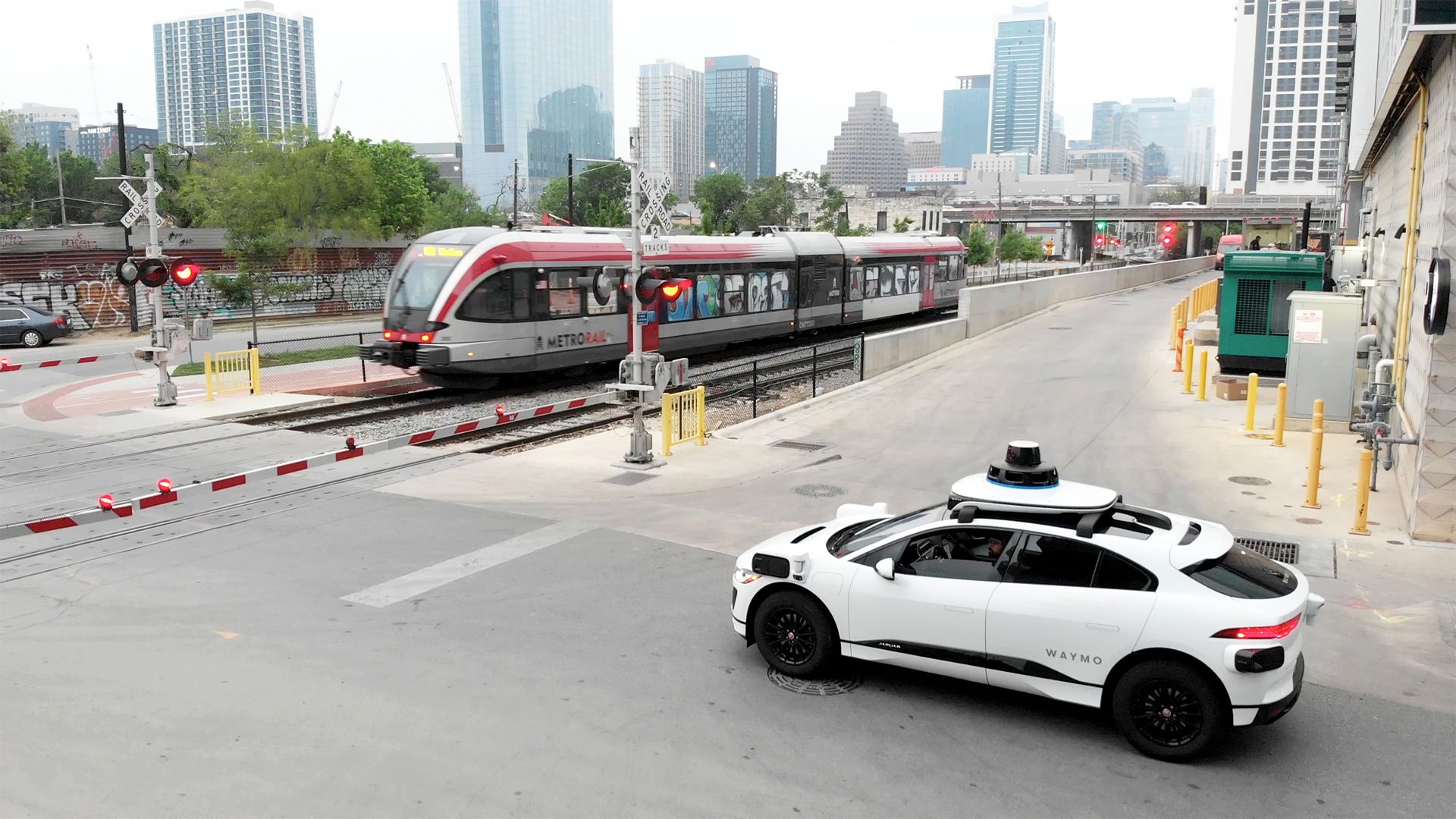 Waymo lancera un service commercial de robotaxi à Austin d'ici la fin de l'année. Waymo lancera un service commercial de robotaxi à Austin d'ici la fin de l'année.