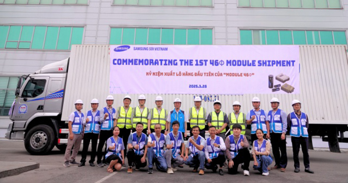 Employés de Samsung SDI lors de la cérémonie d'expédition du premier module de la série 46
