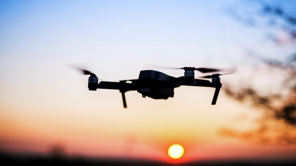 Vidéo impressionnante : Un opérateur de drone ukrainien fait preuve d'une précision phénoménale et atteint une cible en mouvement rapide avec des grenades. Vidéo impressionnante : Un opérateur de drone ukrainien fait preuve d'une précision phénoménale et atteint une cible en mouvement rapide avec des grenades.