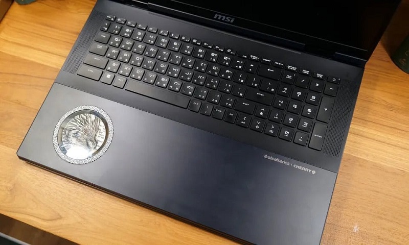 Panneau avant de l'ordinateur portable MSI Titan 18 HX Dragon Edition Panneau avant de l'ordinateur portable MSI Titan 18 HX Dragon Edition