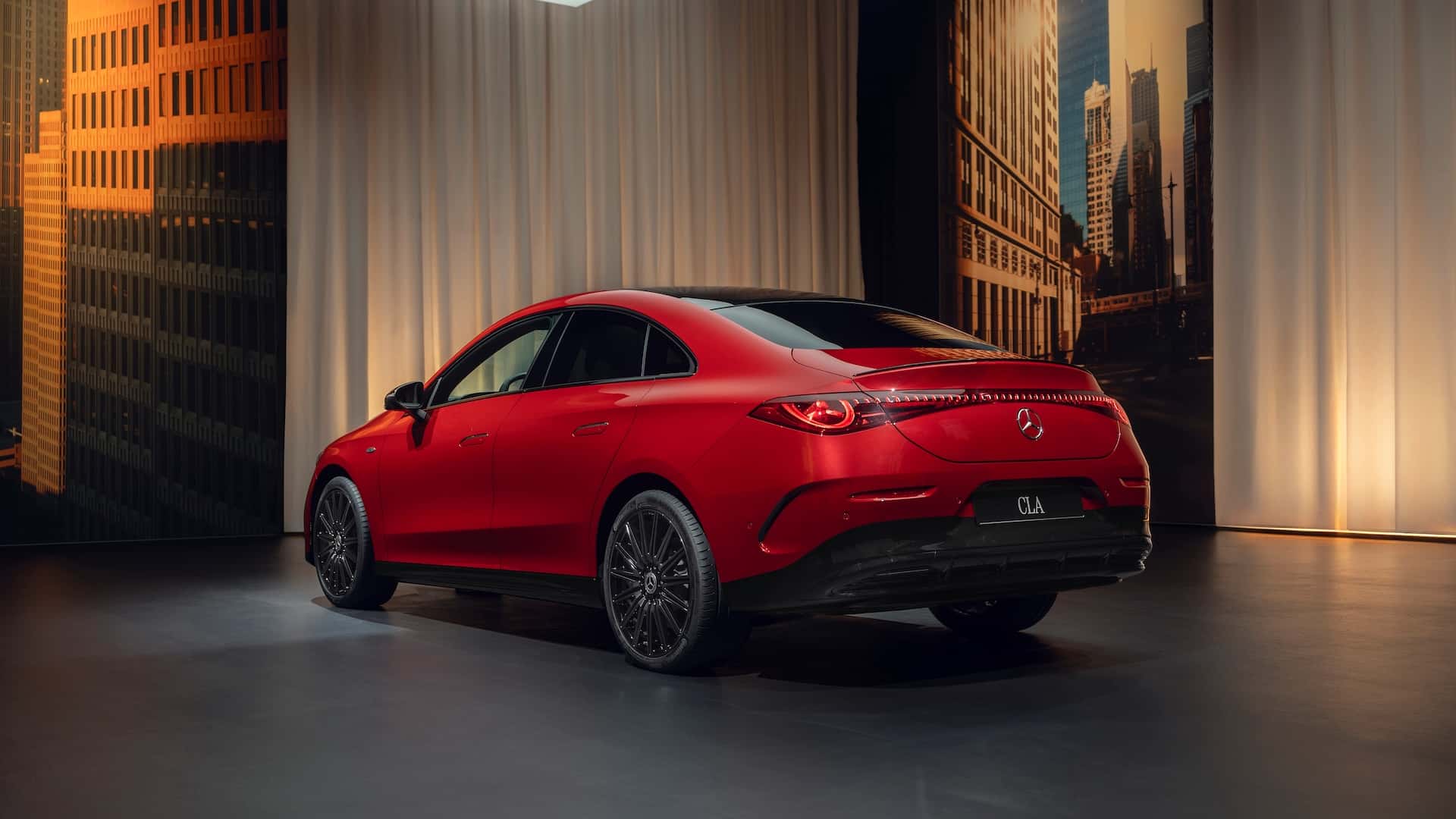La nouvelle Mercedes-Benz CLA contre un beau fond La nouvelle Mercedes-Benz CLA contre un beau fond