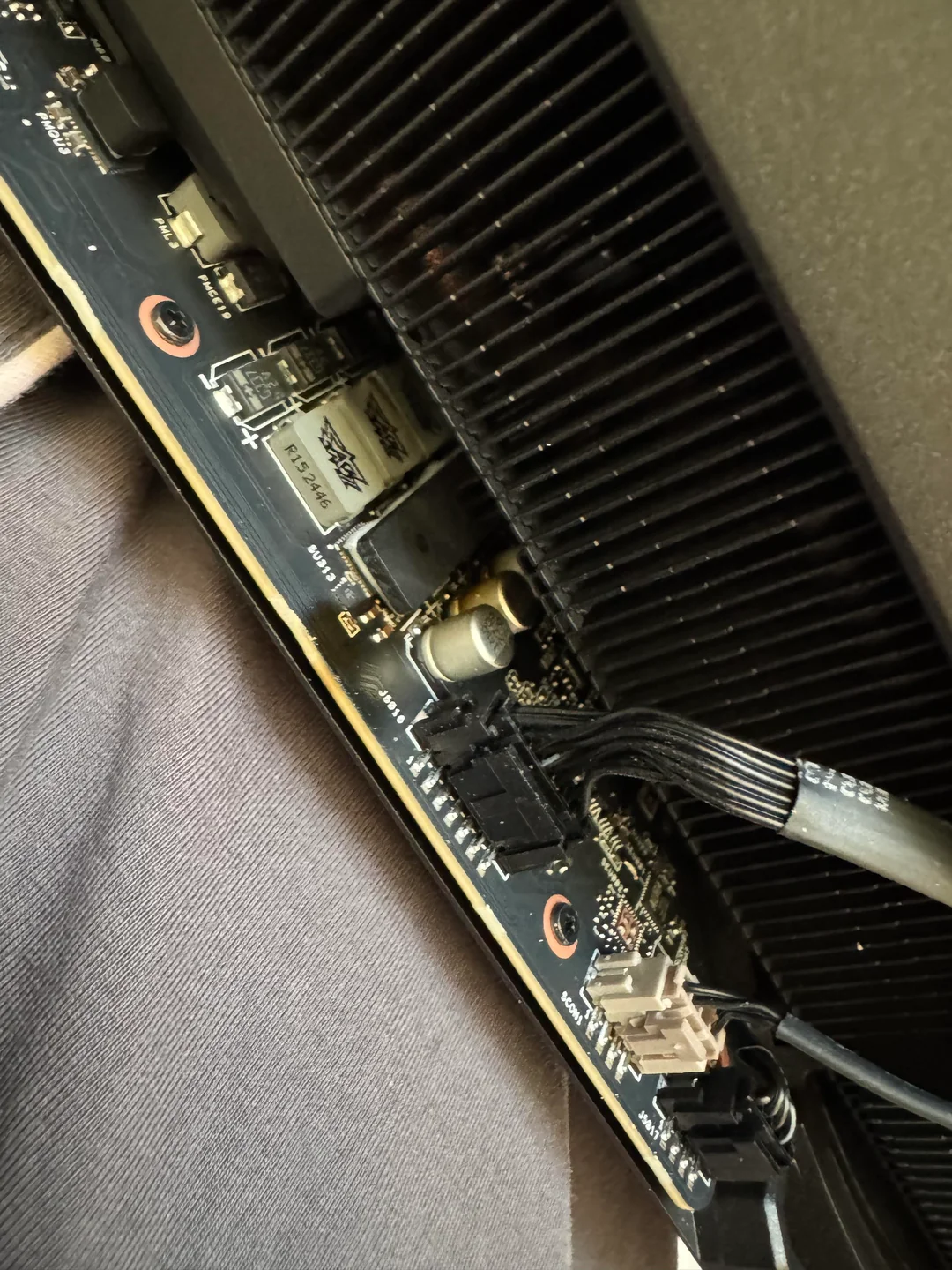 Le PCB du GPU ASUS ROG Astral RTX 5090 a brûlé Le PCB du GPU ASUS ROG Astral RTX 5090 a brûlé