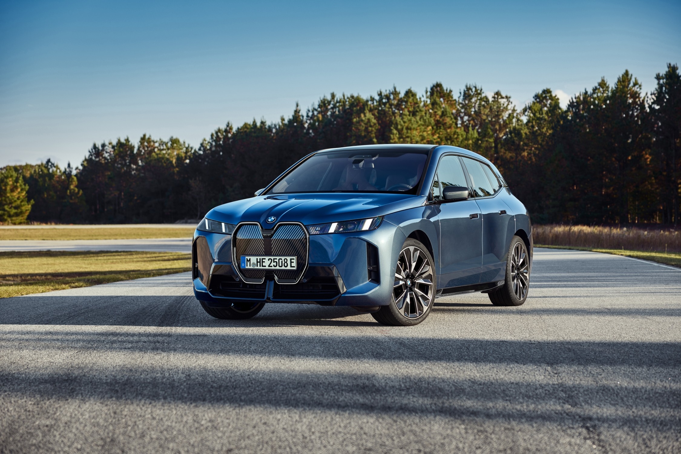 BMW iX avec une vue avant redessinée BMW iX avec une vue avant redessinée