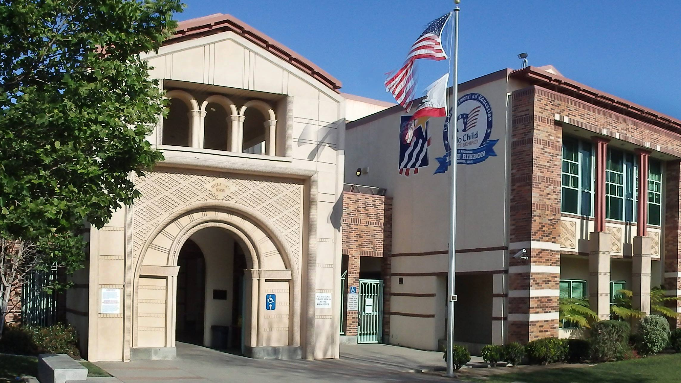 Le district scolaire de Beverly Hills a renvoyé cinq élèves pour avoir utilisé l'IA afin de créer de fausses photos de nu. Le district scolaire de Beverly Hills a renvoyé cinq élèves pour avoir utilisé l'IA afin de créer de fausses photos de nu.