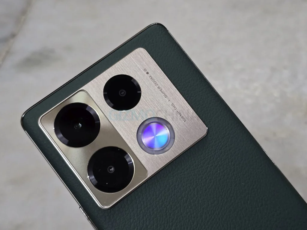 Le smartphone Infinix Note 50 avec l'écran allumé Le smartphone Infinix Note 50 avec l'écran allumé