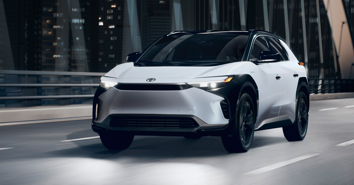 2025 Toyota bZ4X Nightshade Edition - Wind Chill Pearl - Vue latérale 2025 Toyota bZ4X Nightshade Edition - Wind Chill Pearl - Vue latérale