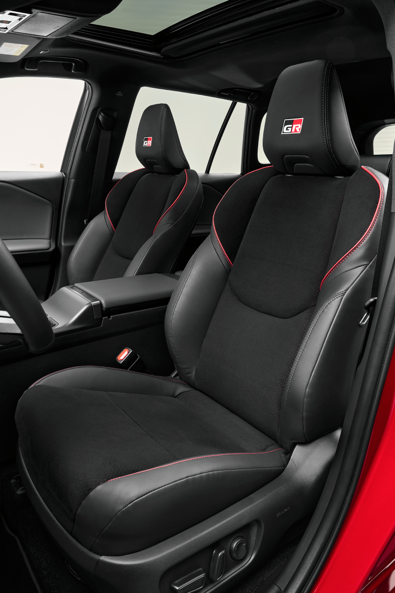 Intérieur du Toyota RAV4 GR Sport avec accents rouges Intérieur du Toyota RAV4 GR Sport avec accents rouges