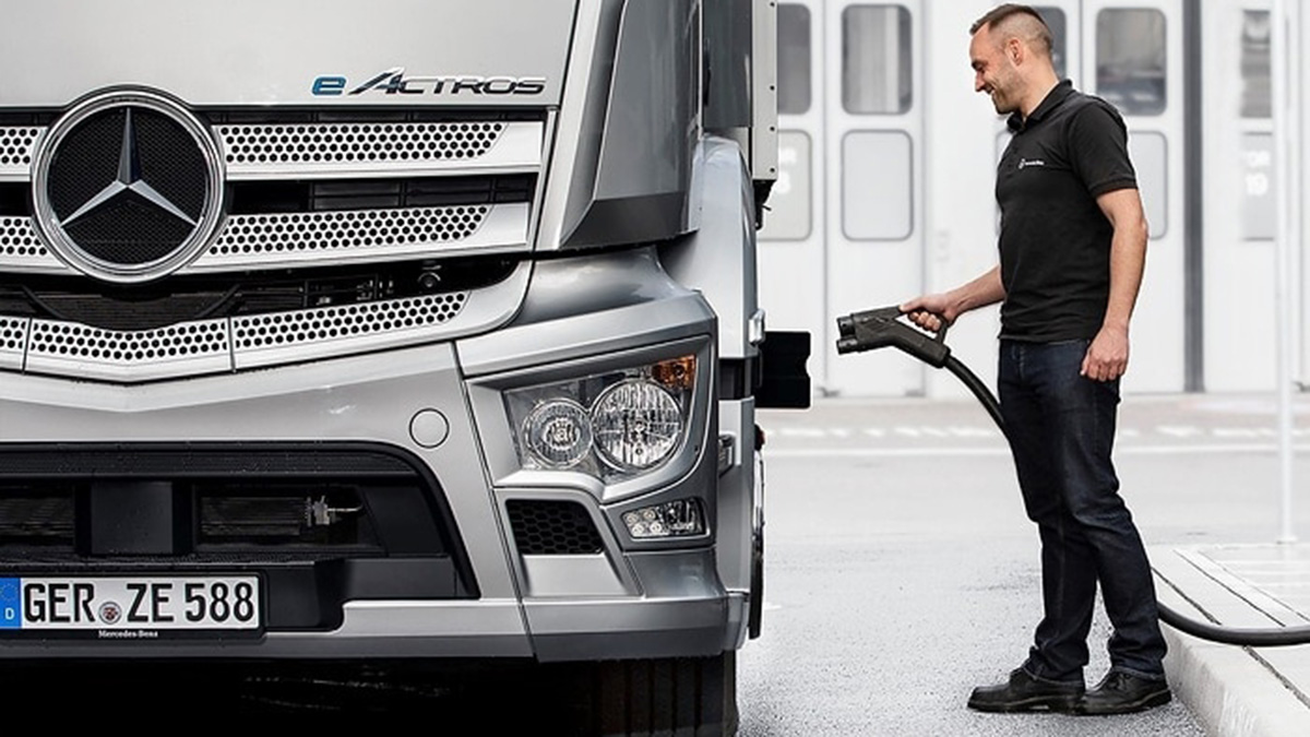 Raccordement du chargeur à un camion Mercedes eActros Raccordement du chargeur à un camion Mercedes eActros