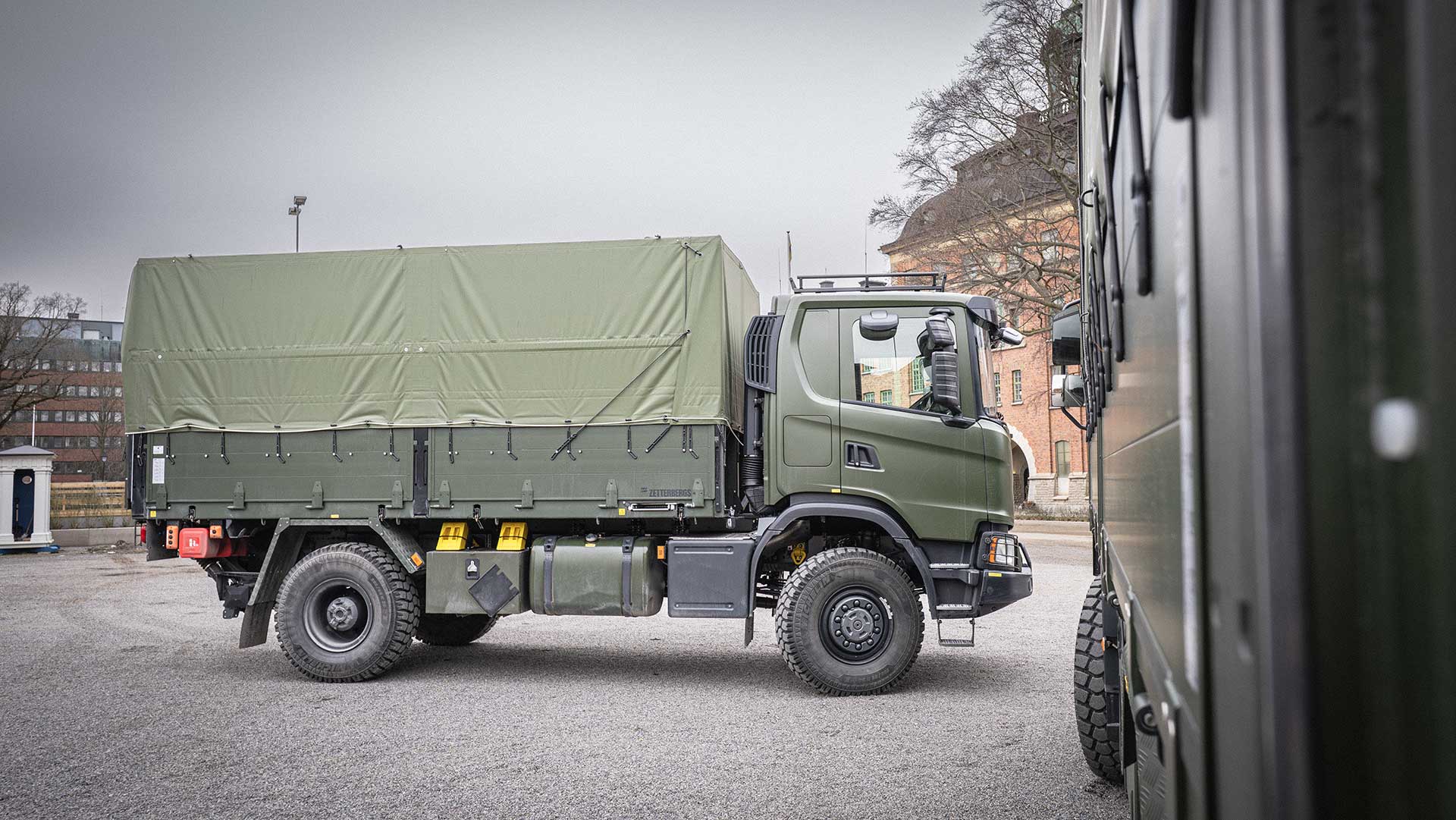 Camion à plateau 6x6 avec tente et hydroboard
