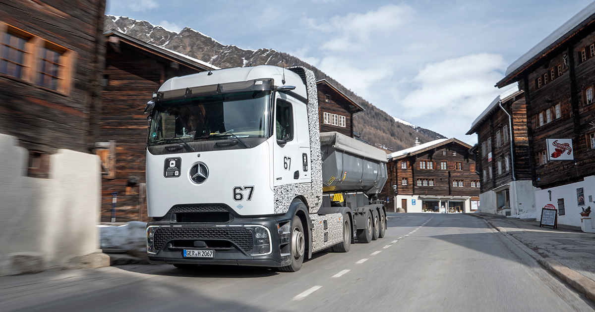 Camion Mercedes-Benz GenH2 dans les Alpes Camion Mercedes-Benz GenH2 dans les Alpes