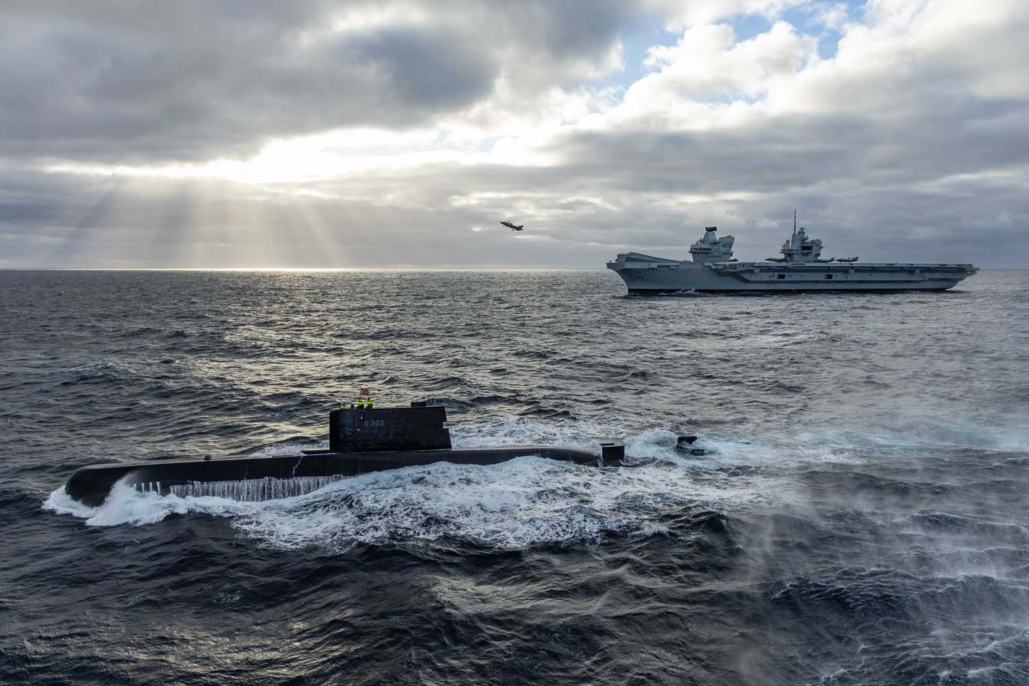 Le porte-avions britannique HMS Queen Elizabeth, qui transporte des chasseurs de cinquième génération F-35B Lightning II, est passé sous le commandement de l'OTAN pour la première fois dans l'histoire. Le porte-avions britannique HMS Queen Elizabeth, qui transporte des chasseurs de cinquième génération F-35B Lightning II, est passé sous le commandement de l'OTAN pour la première fois dans l'histoire.