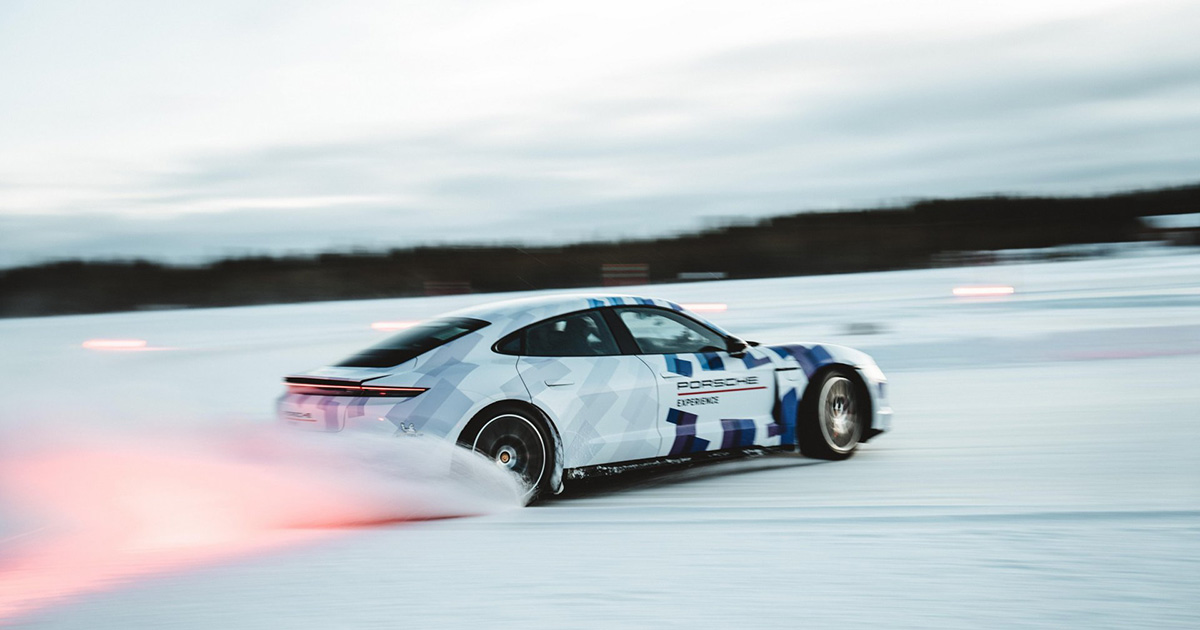 Porsche Taycan GTS sur la glace. Porsche Taycan GTS sur la glace.