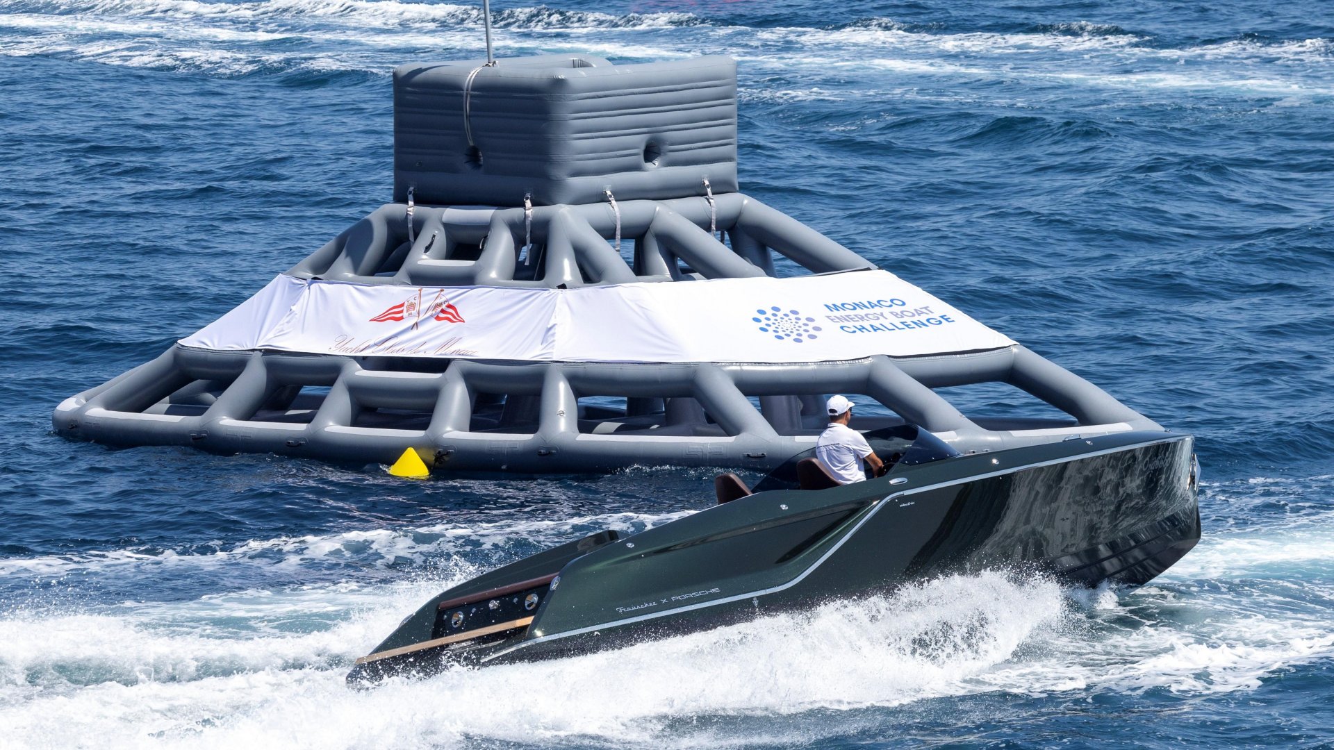 Bateau de sport Frauscher x Porsche 850 Fantom Bateau de sport Frauscher x Porsche 850 Fantom