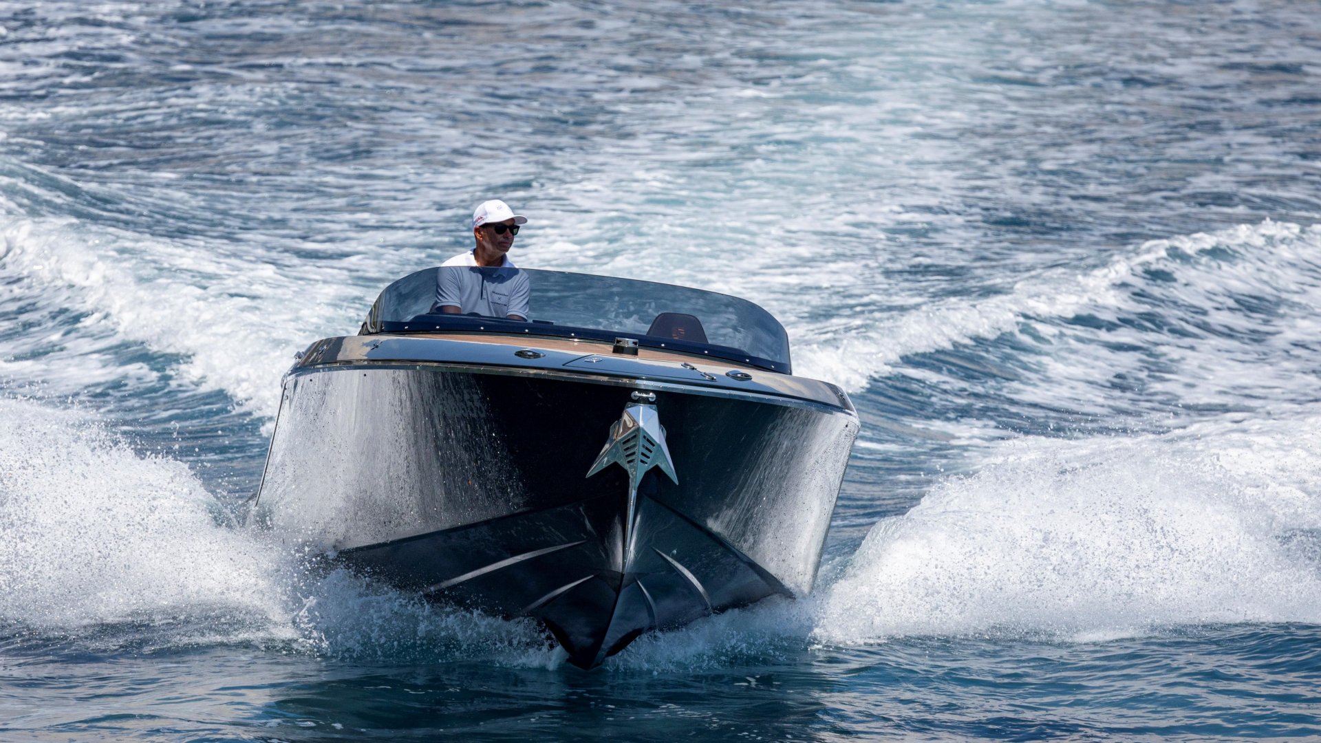 Bateau de sport Frauscher x Porsche 850 Fantom à la course Bateau de sport Frauscher x Porsche 850 Fantom à la course