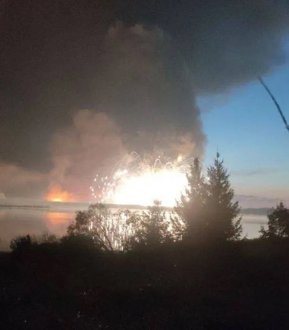 Des missiles "Iskanders", S-300, S-400 et KN-23 nord-coréens ont été lancés lors d'une spectaculaire attaque de drones ukrainiens : un énorme dépôt de munitions a été détruit en Russie. -4 Des missiles "Iskanders", S-300, S-400 et KN-23 nord-coréens ont été lancés lors d'une spectaculaire attaque de drones ukrainiens : un énorme dépôt de munitions a été détruit en Russie. -4